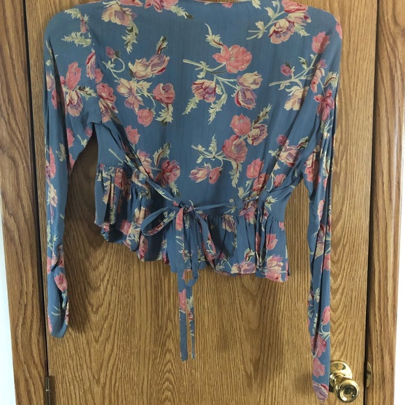 Feminine Floral Crop Blouse - Picture 2 of 5